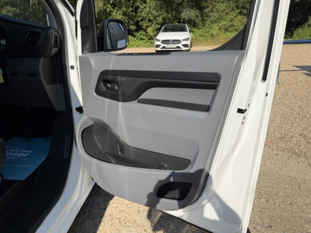 Vauxhall Vivaro 1.5L Dynamic 6Dr White #36