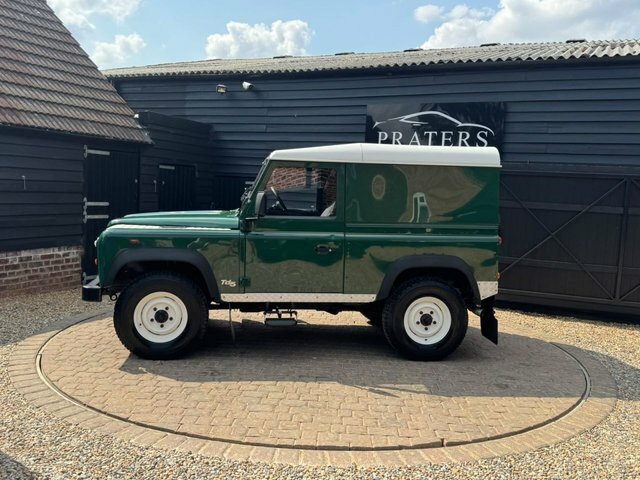 Land Rover Defender 90 Suv Green #7