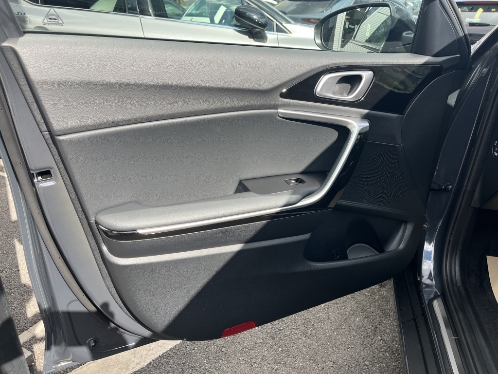 Kia Xceed Hatchback  Silver #5