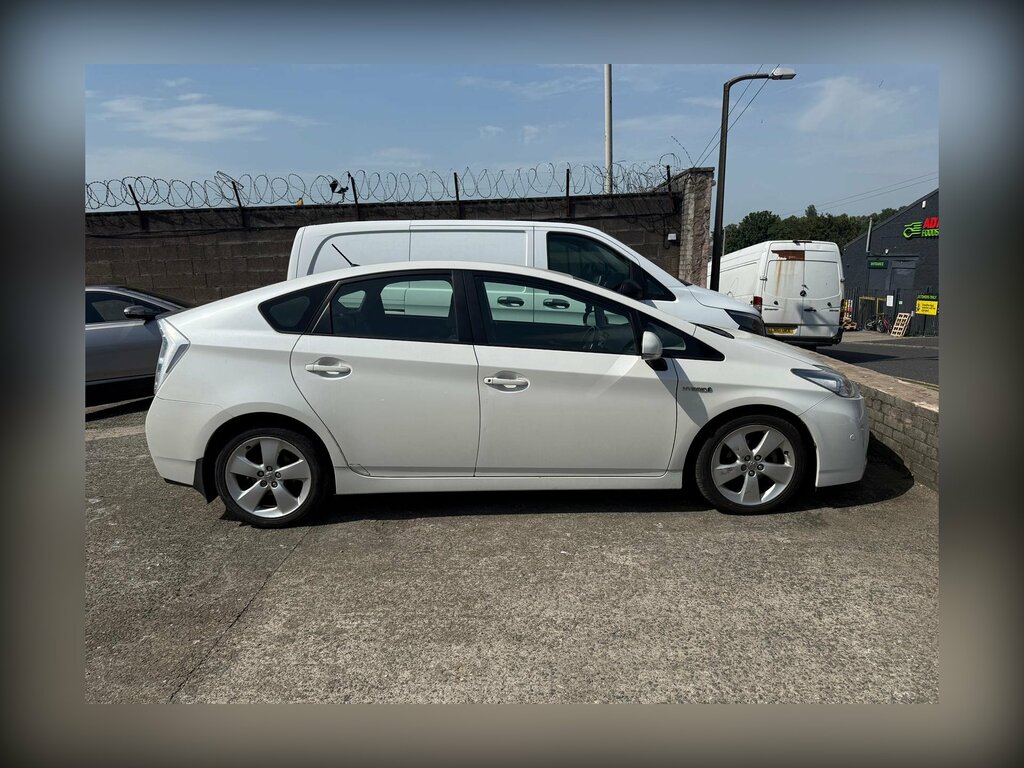 Toyota Prius 1.8 Vvt-h T Spirit Hatchback Hybrid Cvt White #4
