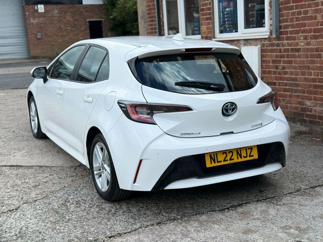 Toyota Corolla Vvt-h Icon Tech Cvt NL22NJZ White #5