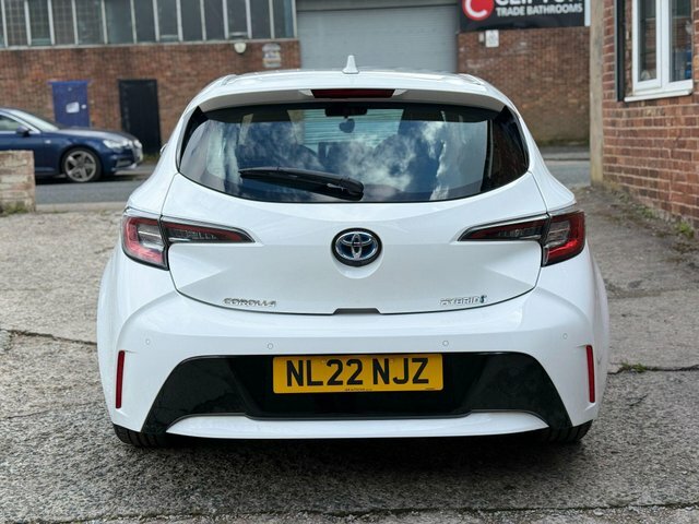 Toyota Corolla Vvt-h Icon Tech Cvt NL22NJZ White #6
