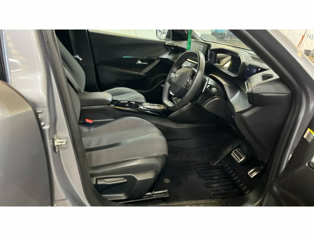 Peugeot 2008 Puretech Allure Premium Grey #3