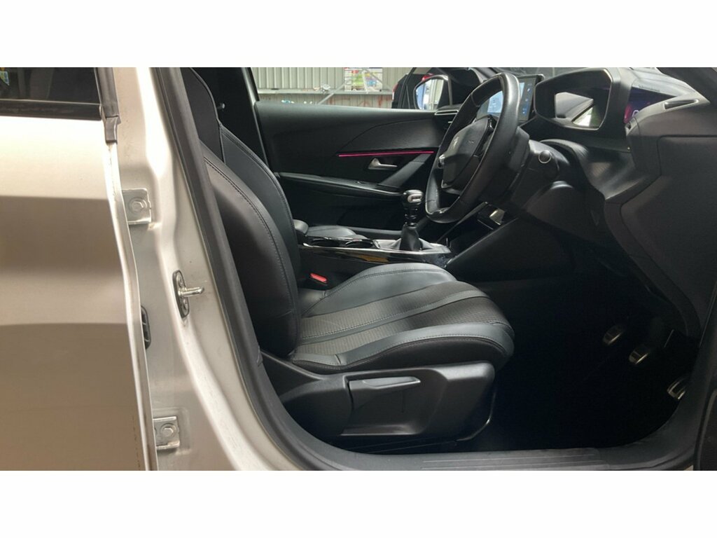 Peugeot 208 Puretech Gt White #3