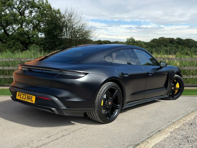 Porsche Taycan Plus 93.4Kwh Turbo S Black #2