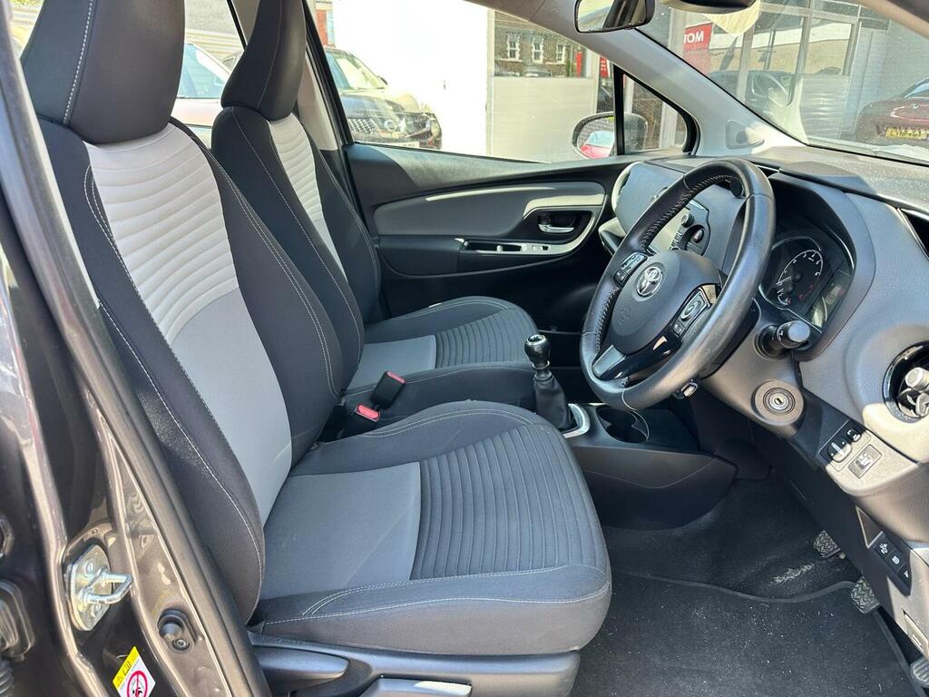 Toyota Yaris Hatchback 1.5 Vvt-i Icon Tech Euro 6 201919 FA19KKW Grey #3