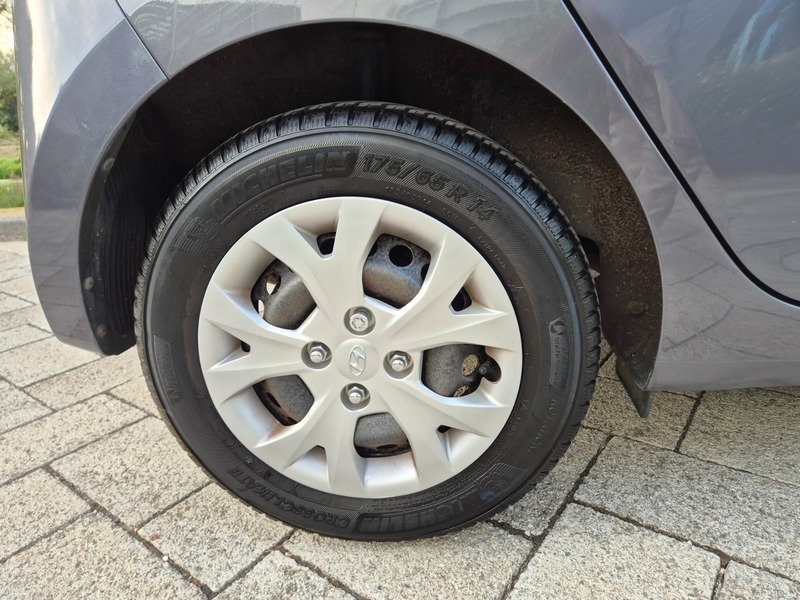 Hyundai I10 1.0 Se 2X Services 20 Road Tax Blue #31