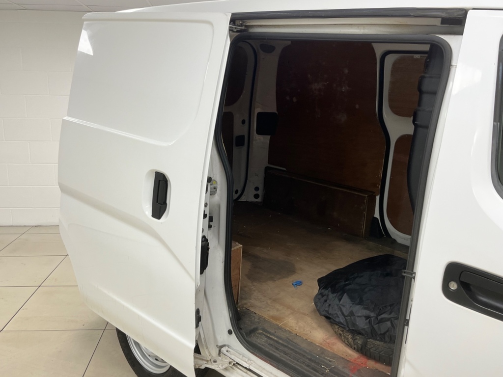 Nissan NV200 Panel Van White #16