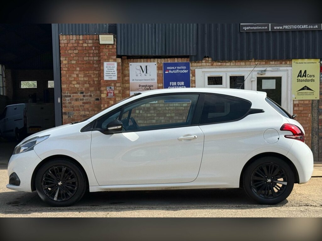 Peugeot 208 1.2 Puretech Black Edition Euro 6 White #4