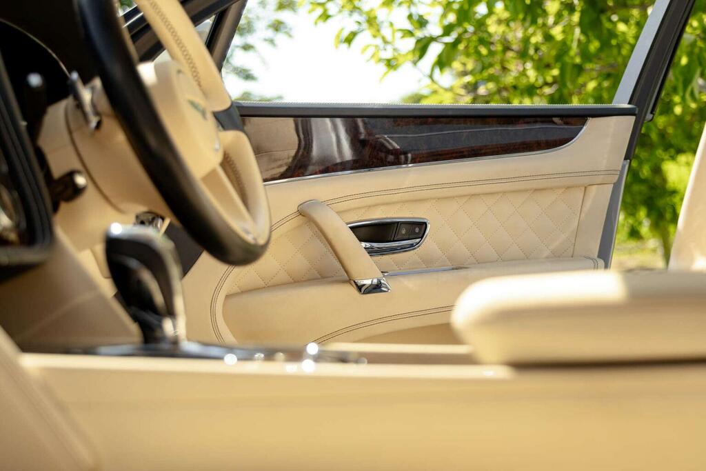 Bentley Bentayga  White #16