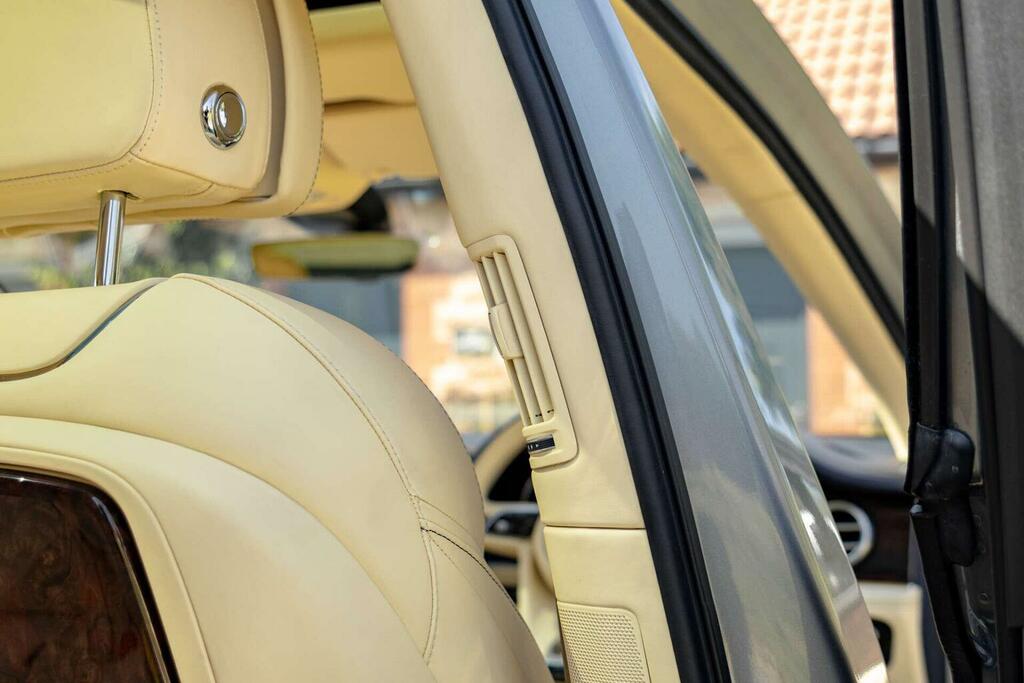 Bentley Bentayga  White #37