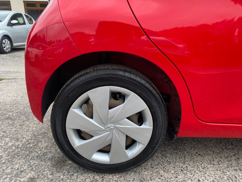 Toyota Aygo 1.0 Vvt-i X-play FL66JZT Red #2