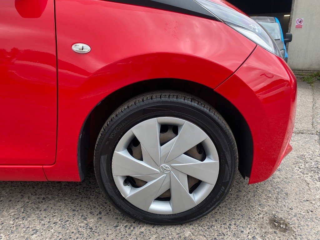 Toyota Aygo 1.0 Vvt-i X-play FL66JZT Red #3