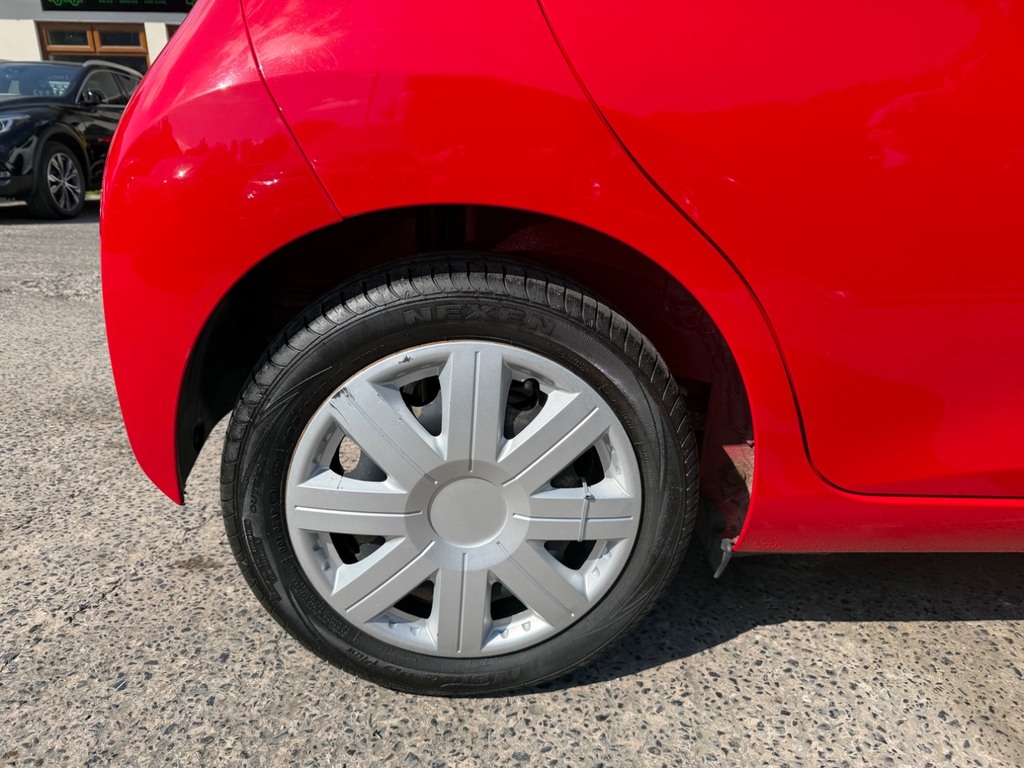Toyota Aygo 1.0 Vvt-i X-play Red #3