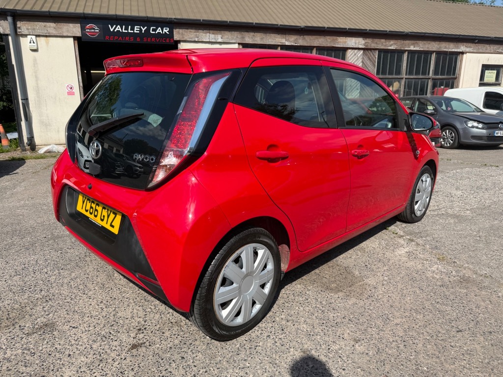 Toyota Aygo 1.0 Vvt-i X-play Red #4