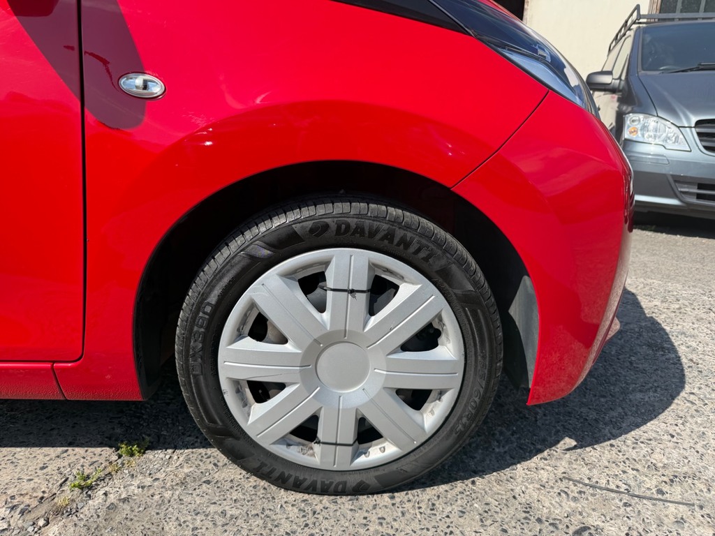 Toyota Aygo 1.0 Vvt-i X-play Red #2
