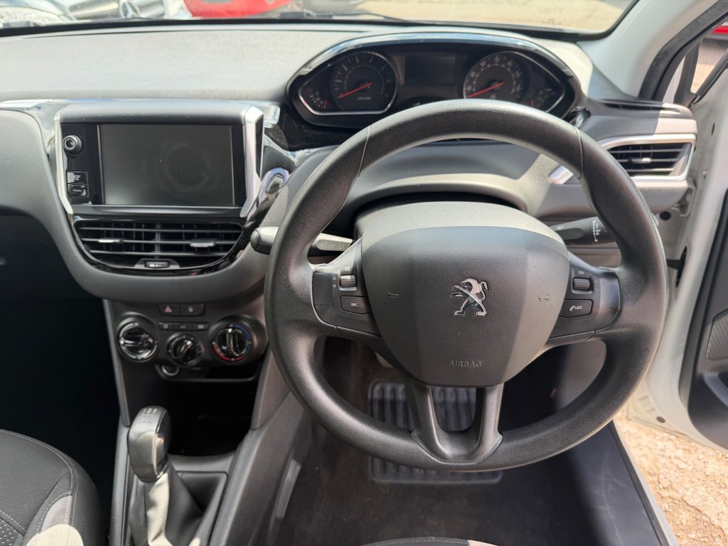 Peugeot 208 White #15