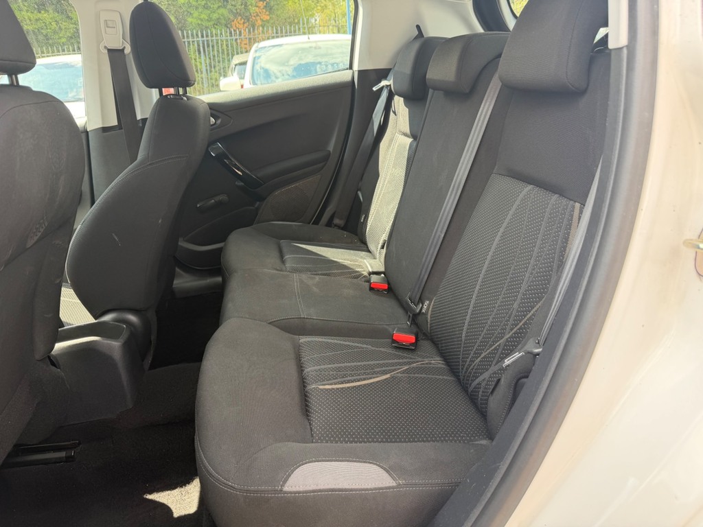 Peugeot 208 White #18