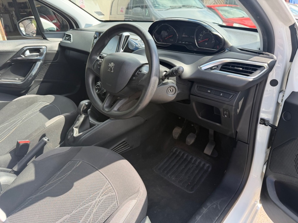 Peugeot 208 White #16