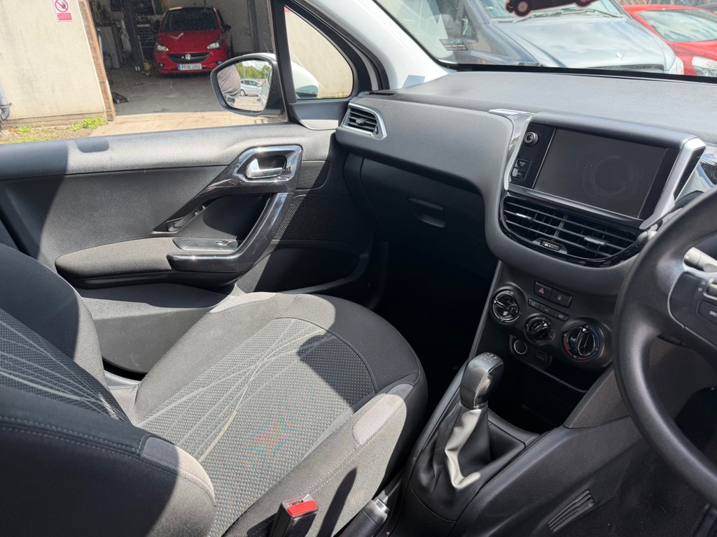 Peugeot 208 White #14