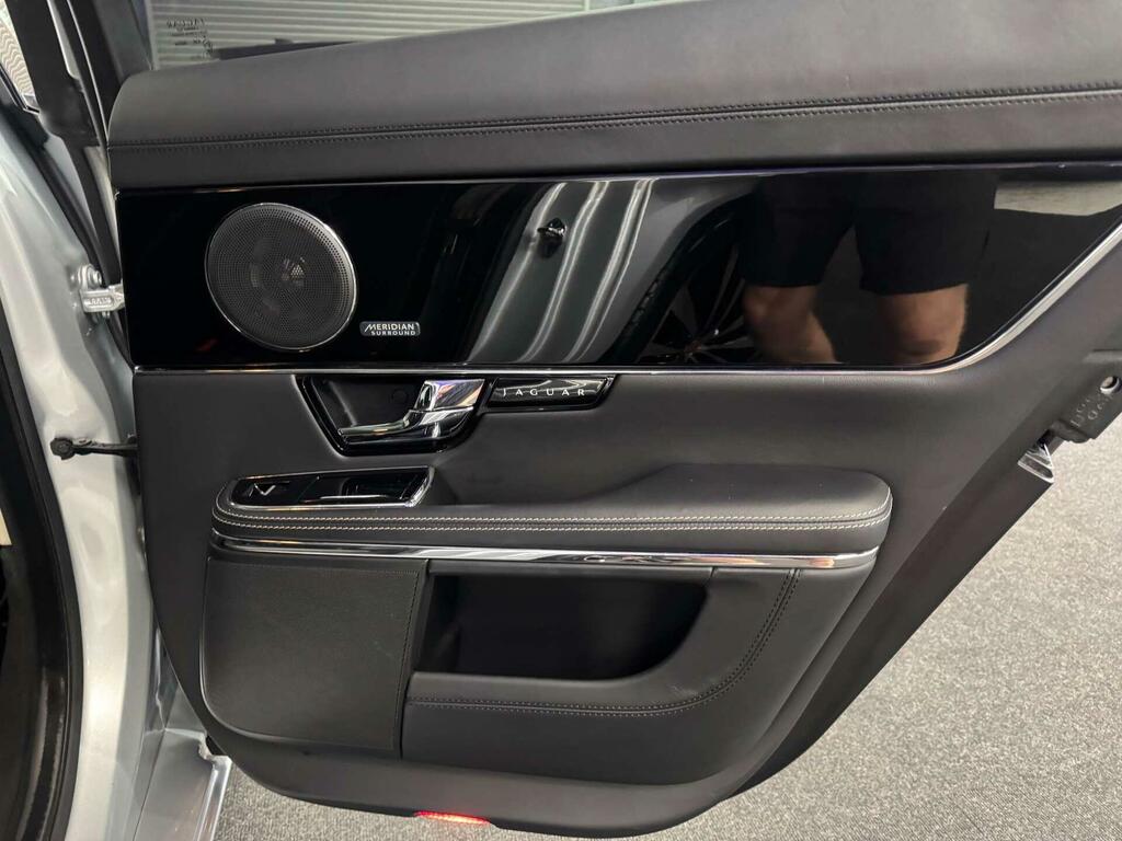 Jaguar XJ Portfolio V6 D  #48