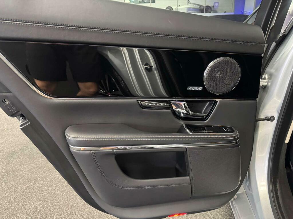 Jaguar XJ Portfolio V6 D  #43
