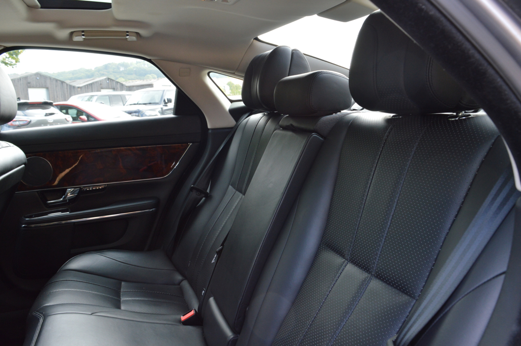 Jaguar XJ Saloon 3.0D  #17