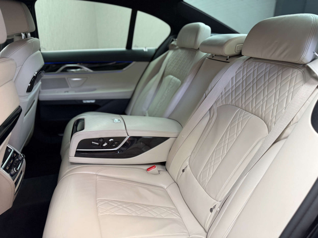 BMW 7 Series M Sport Black #40