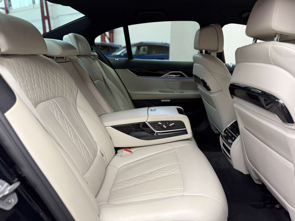 BMW 7 Series M Sport Black #39