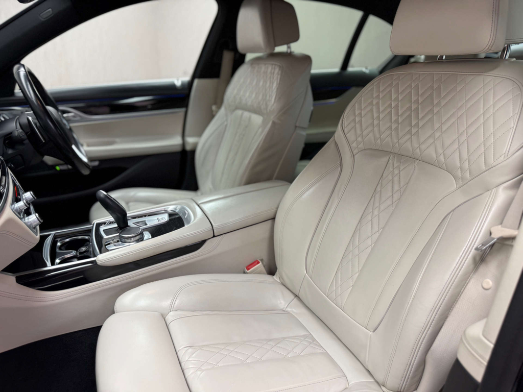 BMW 7 Series M Sport Black #37