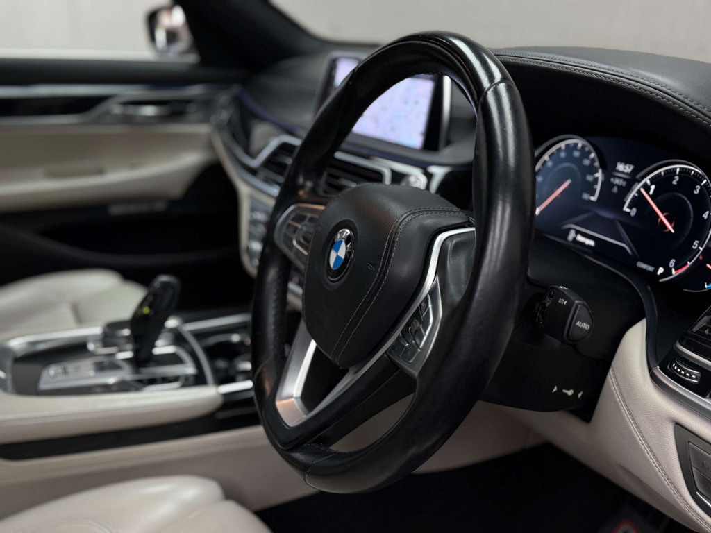 BMW 7 Series M Sport Black #32