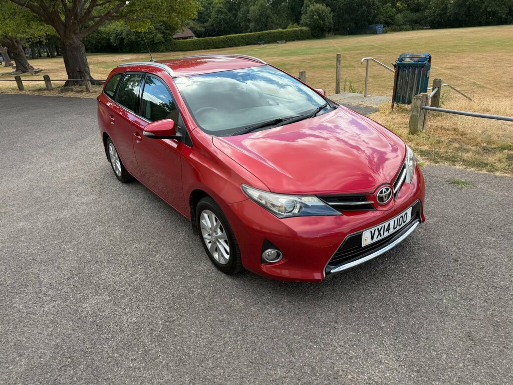 Toyota Auris 1.6 V-matic Icon Touring Sports Red