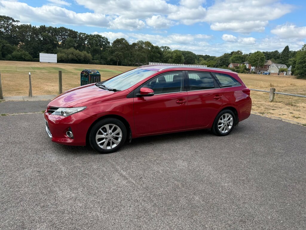 Toyota Auris 1.6 V-matic Icon Touring Sports Red #2