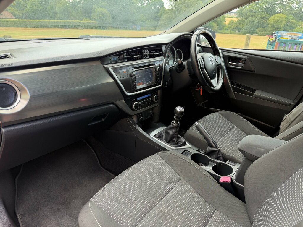 Toyota Auris 1.6 V-matic Icon Touring Sports Red #6