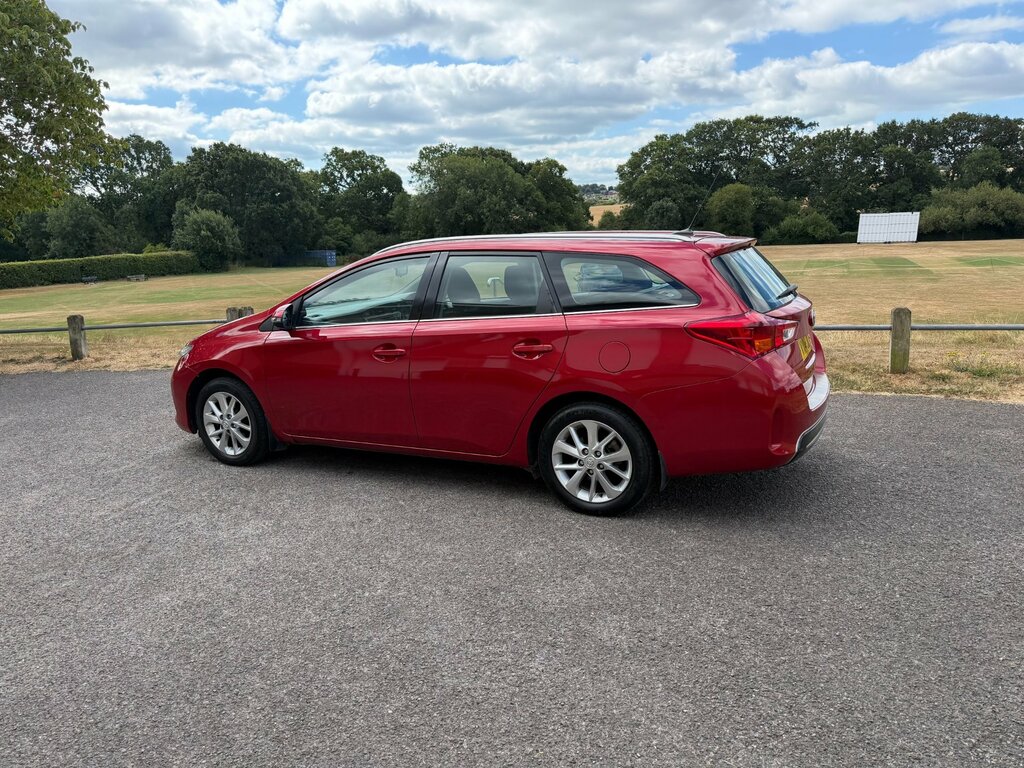 Toyota Auris 1.6 V-matic Icon Touring Sports Red #3