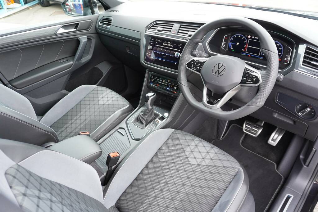 Volkswagen Tiguan 1.5 Tsi R-line Dsg Euro 6 Ss Black #3