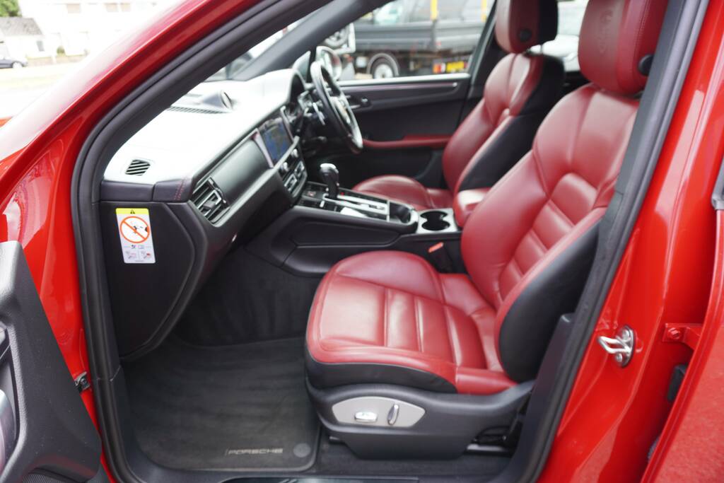 Porsche Macan Pdk Estate Black #31