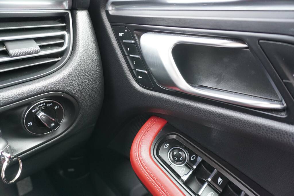 Porsche Macan Pdk Estate Black #36