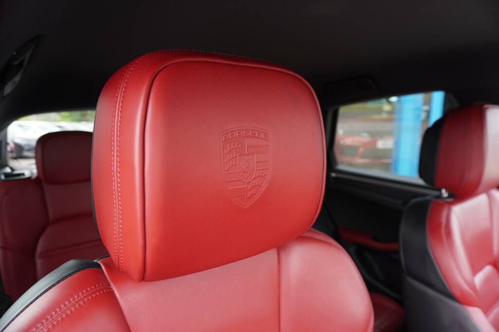 Porsche Macan Pdk Estate Black #40
