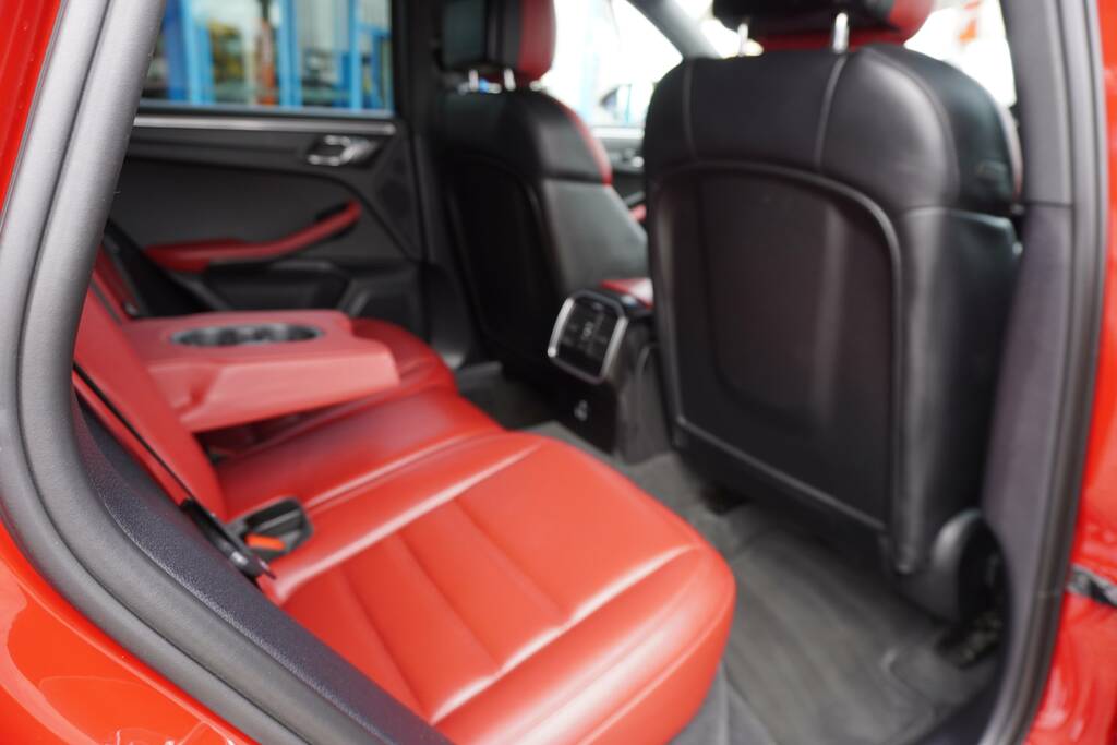 Porsche Macan Pdk Estate Black #15