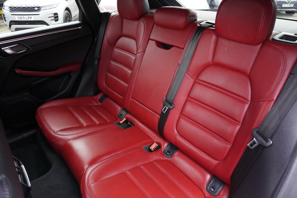 Porsche Macan Pdk Estate Black #16
