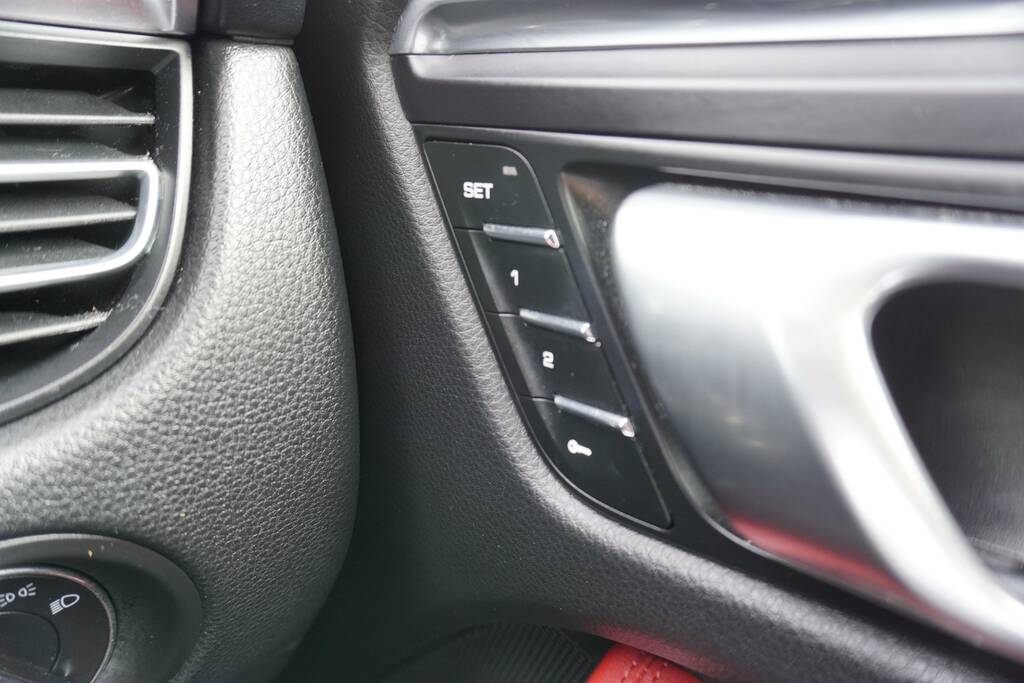 Porsche Macan Pdk Estate Black #37