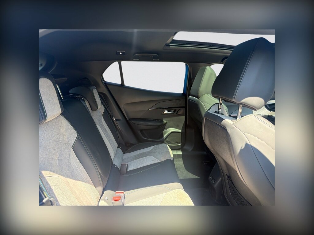 Peugeot e-2008 Active White #9