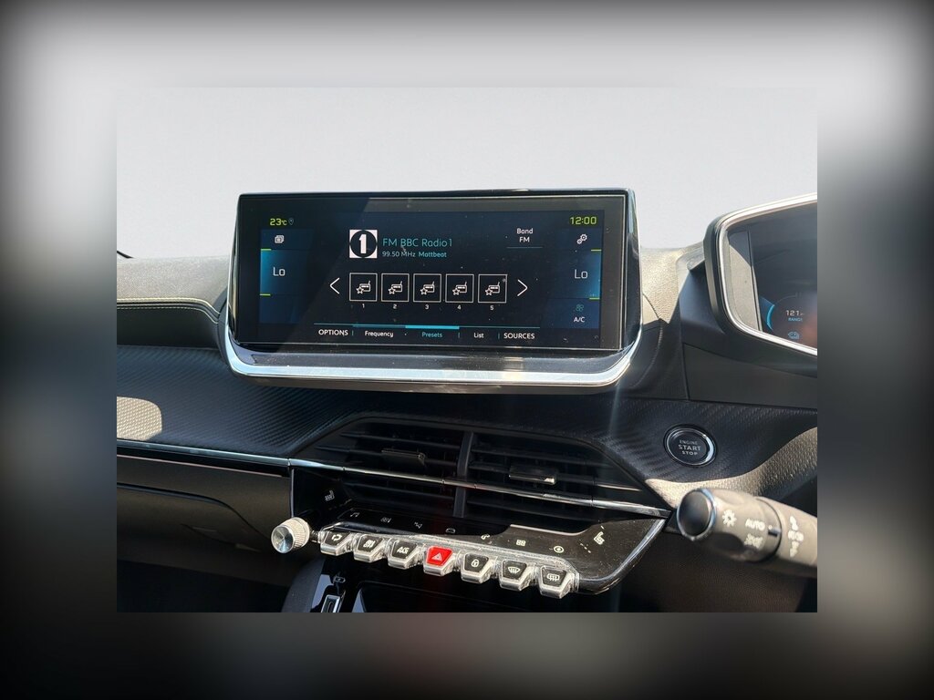 Peugeot e-2008 Active White #8