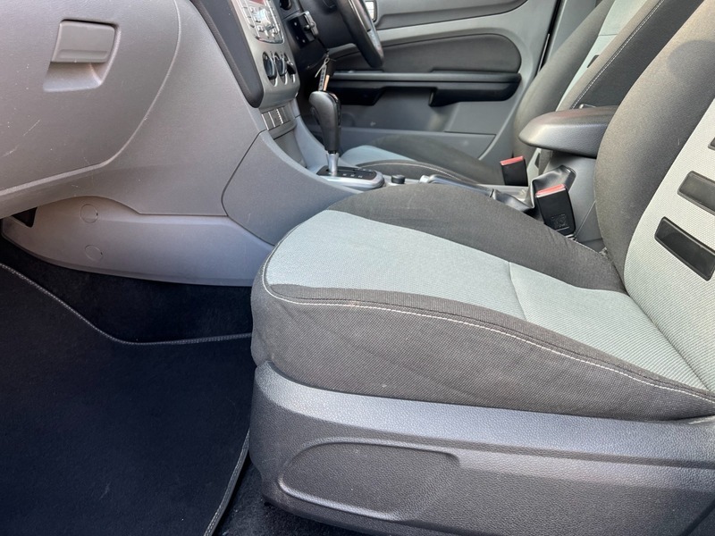 Ford Focus Zetec 5-Door Blue #23