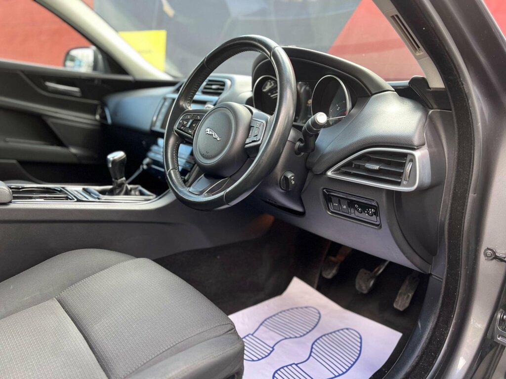 Jaguar XE Xe R-sport D Black #10