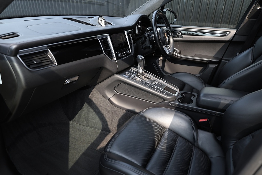 Porsche Macan Macan Turbo Black #3