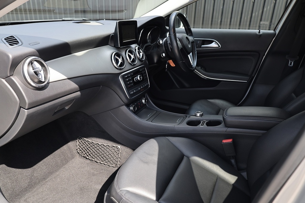 Mercedes-Benz GLA Class Gla 220 Cdi 4Matic Se Silver #3