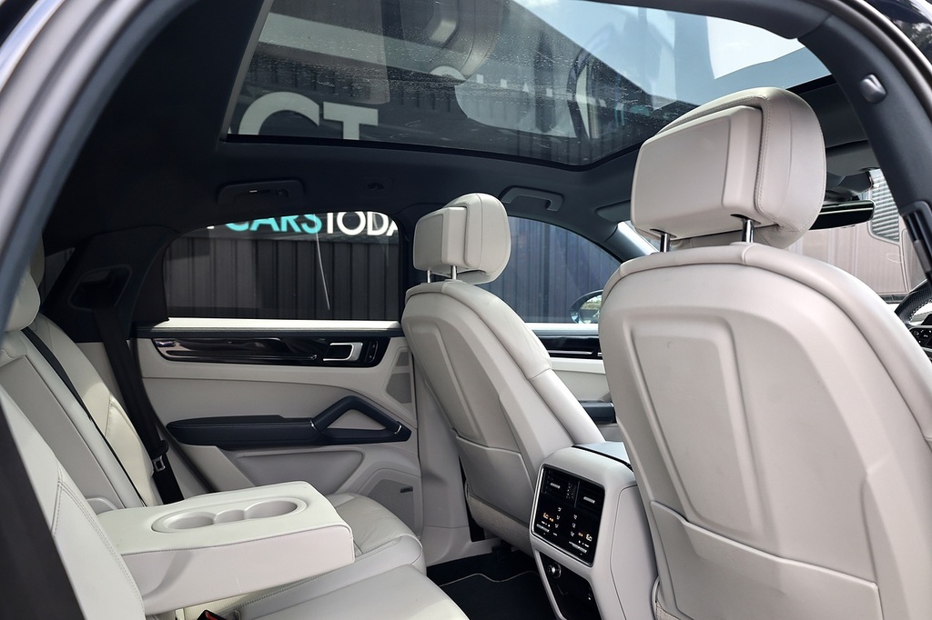 Porsche Cayenne Turbo Tiptronic S 5 Seat Black #8