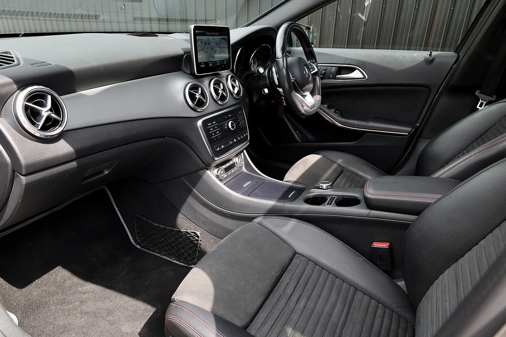 Mercedes-Benz GLA Class Gla 220D Amg Line Premium Plus Grey #3